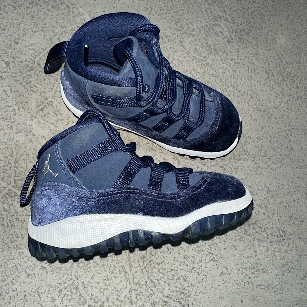 Jordan 11 Retro Navy - size 6 - only worn a handful of times